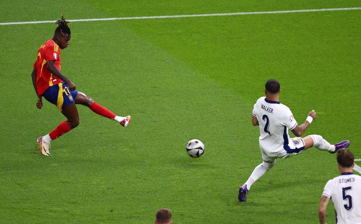 欧洲足球比赛中的精彩瞬间引发热议的简单介绍