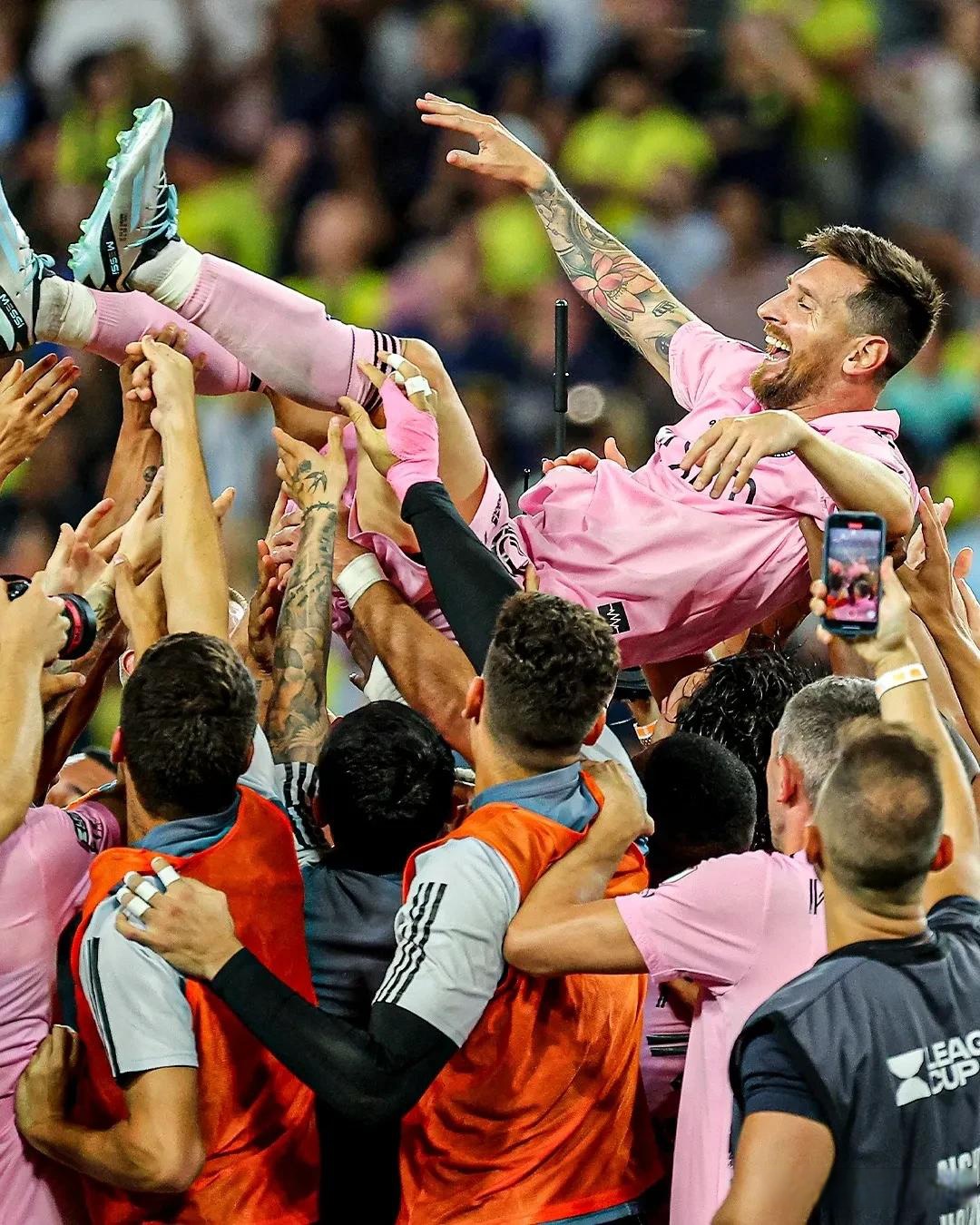 斯洛兹尼在比赛中奉献完美助攻