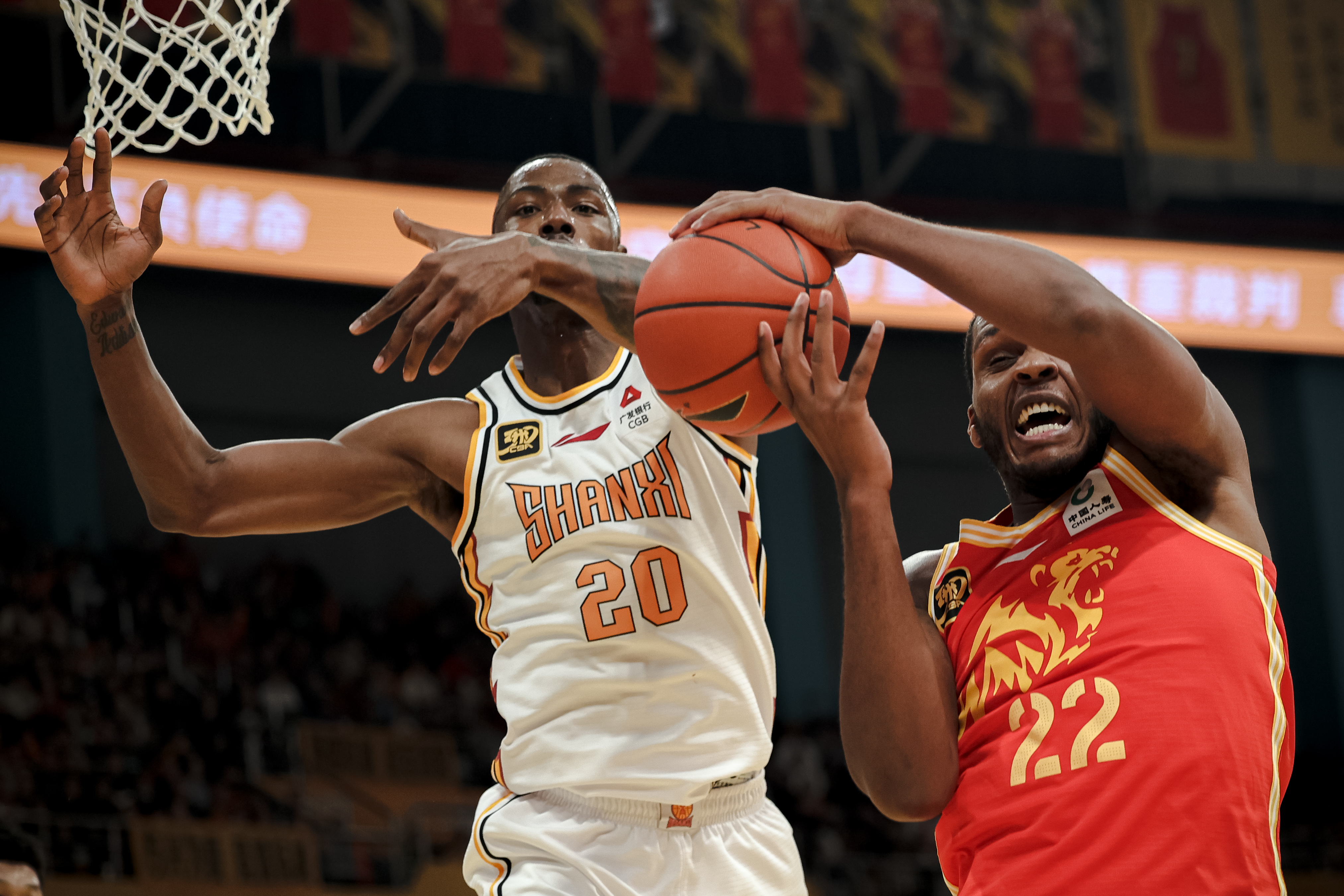 关于篮球赛事调整后继续进行，球员开始线上较量的信息