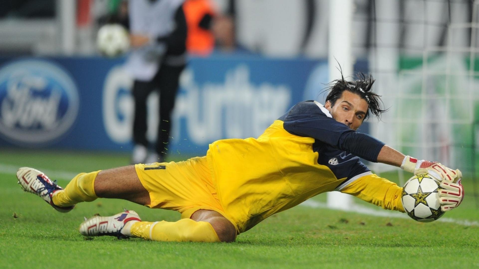 唯一性之夜,当约基奇在东决的舞台上,用中锋之手雕刻了现代篮球的悖论